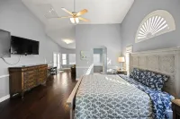 A Relaxing Retreat with Pool and Heated Jacuzzi near Sequoia Parks