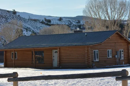 Welcome Travelers!  Renovated Log Cabin at Wind River Landing, Dubois, WY