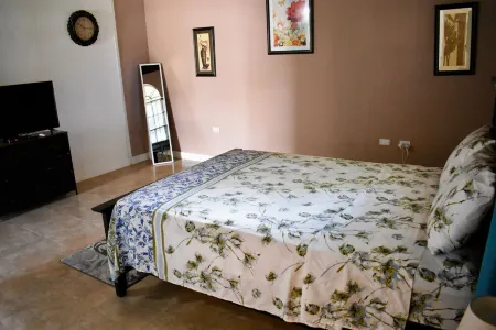 1Bdrm, A/C, Wi-Fi, Washer & Dryer - Spacious Apt Отели рядом с достопримечательностью «Зоопарк Хоп»