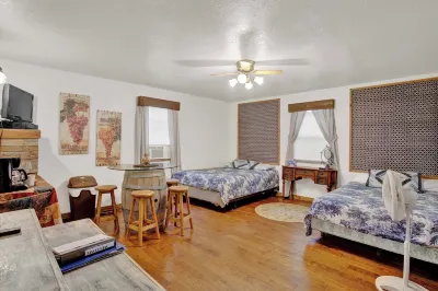 Almond Cabin 2-bedroom cabin Hotels near Luckenbach Texas General Store