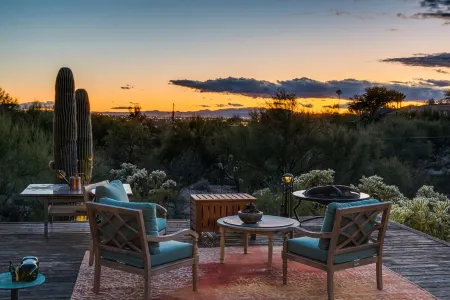 chateau Catalina Foothills city & mountain views surrounded with 3 Acres gated Отели рядом с достопримечательностью «Tucson Clay Co-Op»