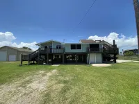 Spacious 4 bdr house w/ RV hookup, on beach access road