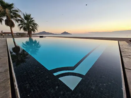 Luxury One Bedroom Condo Steps away from the sea of Cortez.Private and Secure.