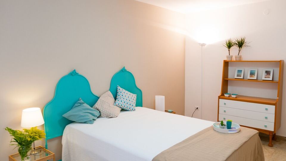 Delightful little apartment in the main street of downtown