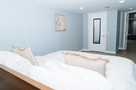 Retreat to this harmonious and tranquil apartment in the quiet neighborhood. Отели рядом с достопримечательностью «Моррис Арборетум & Гарденс оф Юниверсити оф Пенсильвания»