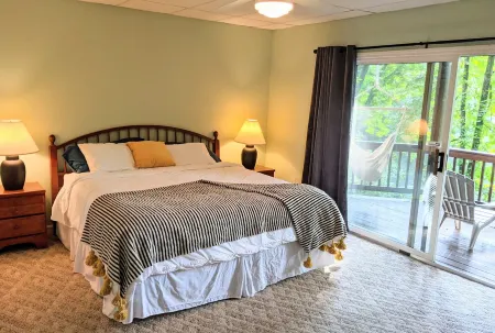 Beautiful 3-bedroom Lake Front Home on Lake Santeetlah