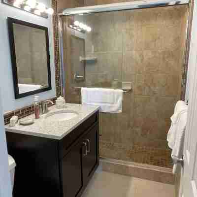 Beautiful upgraded 1 bdrm & sofa bed stunning views , pool hot tub , 2nd floor, Rooms