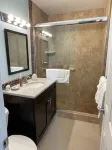 Beautiful upgraded 1 bdrm & sofa bed stunning views , pool hot tub , 2nd floor,