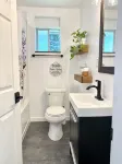 Lil Q Modern Cottage - 3 min from the beach!