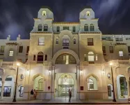 Delux Queen Room , 1 block to the Beach, TV, Pool, WiFi