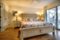 Book your getaway now! Relax on the screened porch looking out over the Bay!