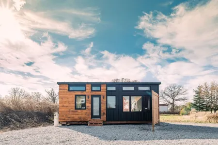 Luxury Tiny Home at the Farm - Botanical Oasis Отели в г. Халдиманд Каунти
