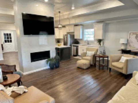 Agreeable Gray: 3 Bedroom, Soothing 5 Beds, Large groups, Pet Friendly