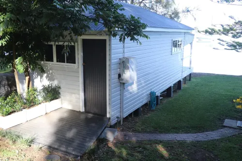 Lakes Edge Cottage - Self Contained Hotels in Caves Beach