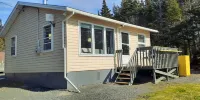 Cozy cottage - hot tub, private 1-acre, lakefront, under 1 hour from St. John's. โรงแรมใน