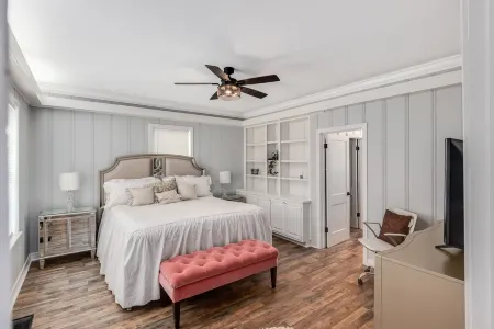 Royal Chateau in the heart of Fondren!