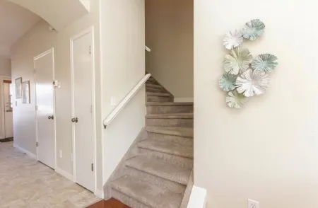 Cozy 3-bedroom townhouse in Red Deer. Family and Business friendly Отели рядом с достопримечательностью «ENMAX Centrium»