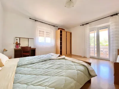 Family-friendly apartment Lilly with trampoline, air conditioning, wifi, up to 5 people