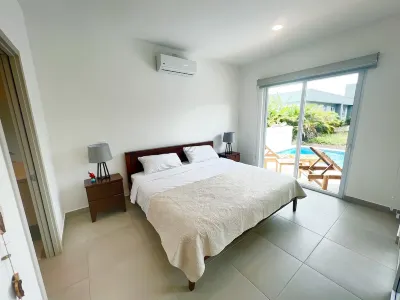 Luxurious Villa steps to kid friendly beach, high speed internet