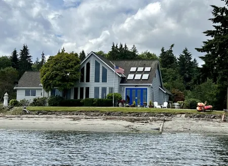 Beachfront Home With Sweeping Views of Water and Mount Baker Отели в г. Порт Ладлоу