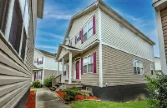 5 minutes to Cherry point! Family-sized townhouse with fireplace & balcony
