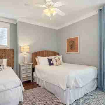 Adorable Seacrest cottage near beach and pool; family and pet friendly! Bikes! Rooms