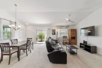 Cheerful King Bed Home in the Villages Hotels in Sumter County