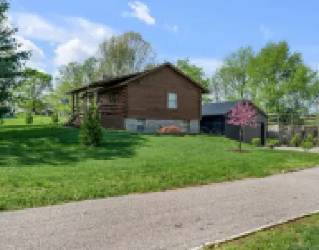 Cozy cabin in the heart of horse country Hotels in Woodford County