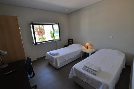 House with 9 bedrooms,9 bathrooms,11 AC,wi-fi,pool and fitness Отели рядом с достопримечательностью «Caldas de Monchique»