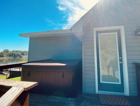 Fall Rates! Lux Lake Cottage, Great Location, Perfect Home & Property.