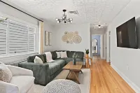 Retreat in Historic Downtown Leesburg - Walkable to Everything!