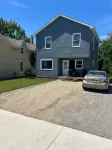 Fully Renovated Cottage on Queen, 3min walk from Beach and Downtown Adventures!