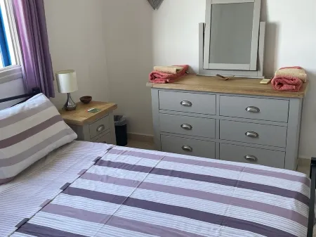 Perfectly located 2 bed Townhouse in the heart of Coral Bay, sea views