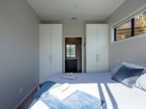 Sunny 2 bedroom home with magnificent lake views. Hotels in Kawarau Falls