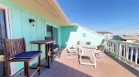 Freshly Painted 2Bed 2Bath Condo, Pool, Ocean and Intracoastal Waterway Views!