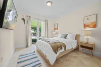 Poolside Paradise: Cozy Miami Getaway Hotels in The Hammocks