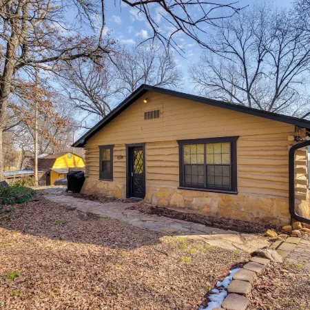 Hike, Fish and Explore Family Cabin in Sulphur!