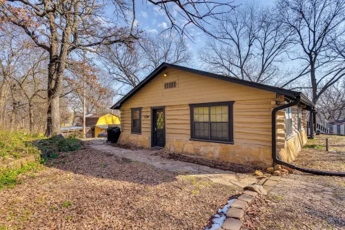 Hike, Fish and Explore Family Cabin in Sulphur!