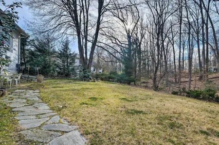 Bethesda Apartment + Yard ~ 9 Mi to D.C