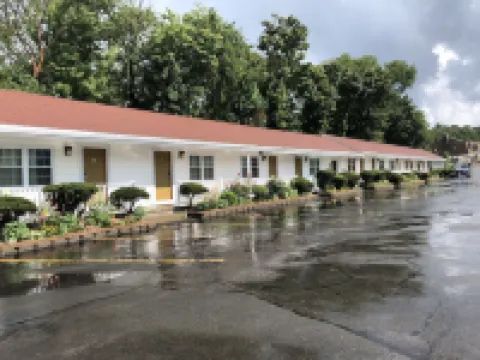 Chisholms Motor Inn Hotels in Saugus