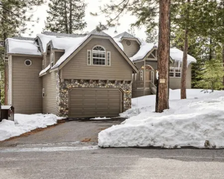 The Royal Canterbury Retreat - Near Kings Beach & Lake Tahoe Hotels in Kings Beach