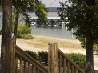 Mountain Harbor Queen Guest Room on Lake Ouachita Hotels in Montgomery County