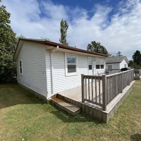 The Pines Motel and Cottages