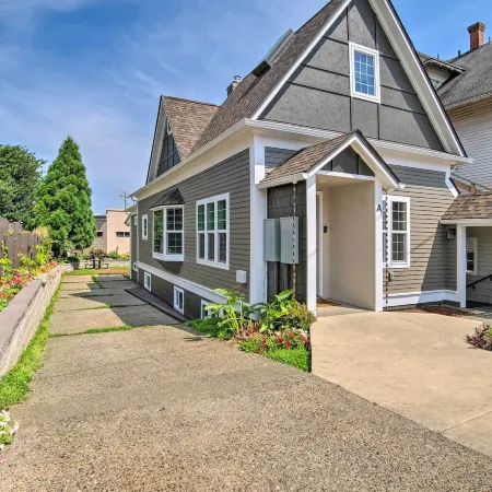 Renovated North Bend Cottage Near Eateries!