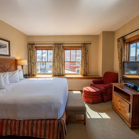 Spacious 3 Bedroom Condo with Balcony in Mountaineer Square Condo