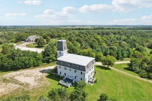 레드어닝의 별빛 타워 맨션, 강, 아케이드, 천문대, 극장 코쉬코농 호텔