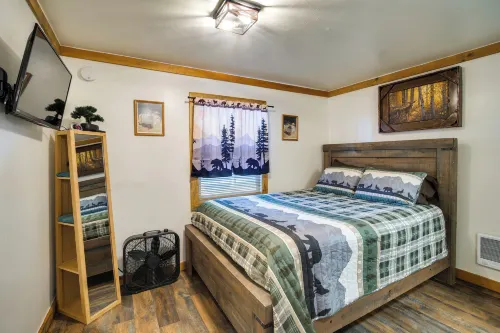 Riverfront Resort Cabin ~ 21 Mi to Crater Lake! Hotels in Klamath County