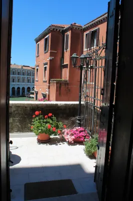 Palazzo Lion Morosini - Check in Presso Locanda Ai Santi Apostoli - Homestays
