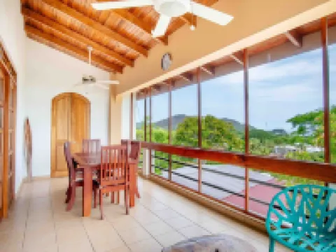 トロピカル コンド ウィズ スペクタキュラー オーシャン ビューズ, パノラミック ダイニング テラス & クイック ウォーク トゥ ビーチ ココのホテル