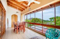 Tropical Condo with Spectacular Ocean Views, Panoramic Dining Terrace & Quick Walk to Beach